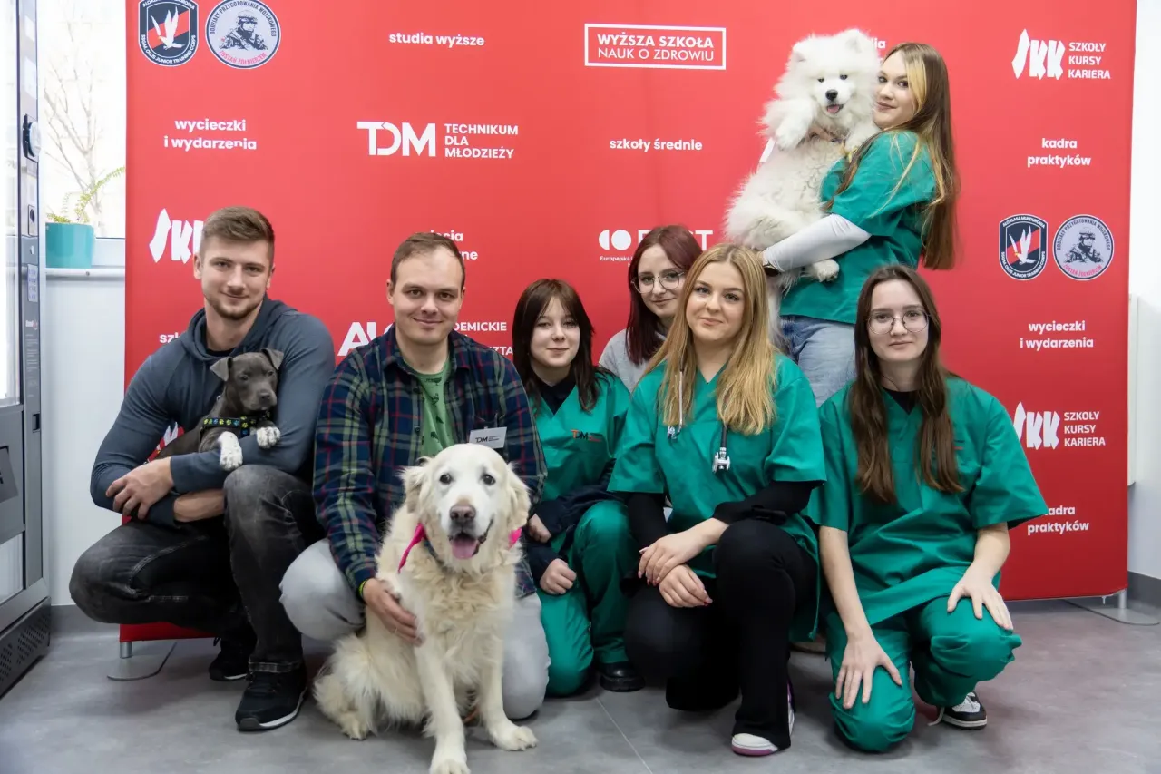 Uczniowie liceum uczący się biologii i chemii