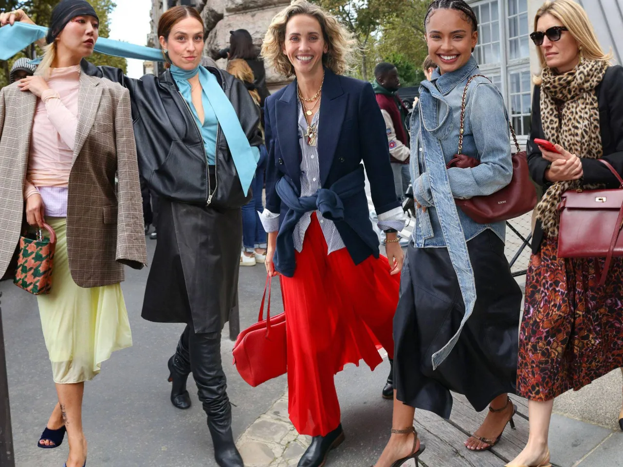 Frau in modernem Country-Outfit, urbaner Hintergrund