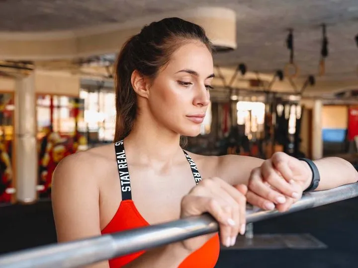 osoba trenująca siłowo zegarek