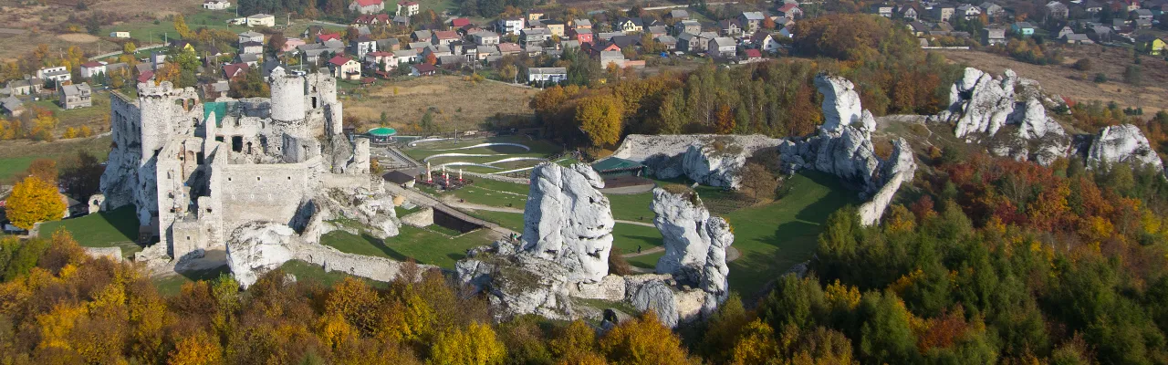 Ruiny strażnicy w Ryczowie z lotu ptaka