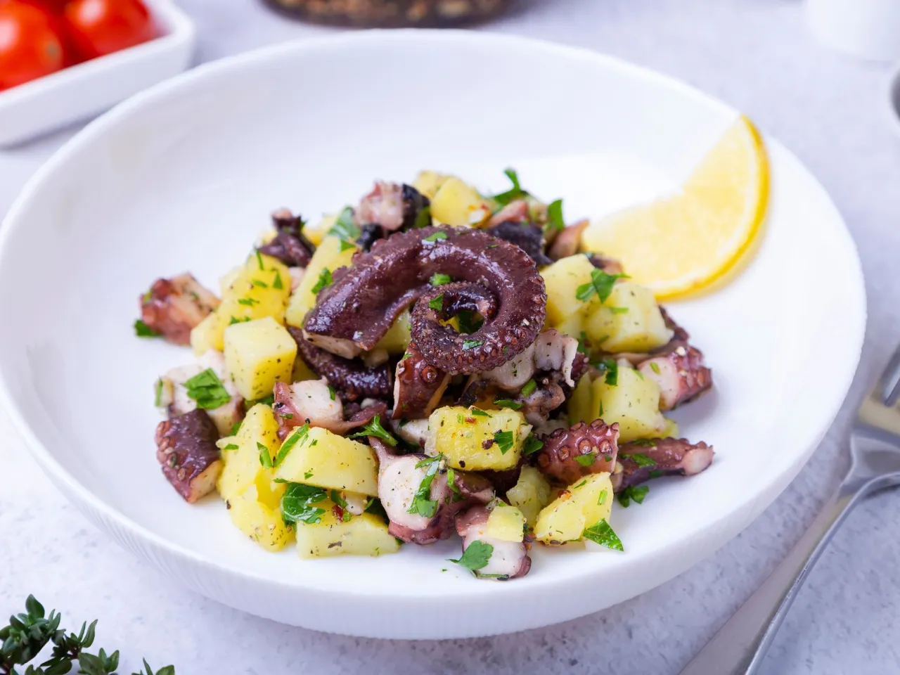 Ingredienti freschi per insalata di polpo e patate