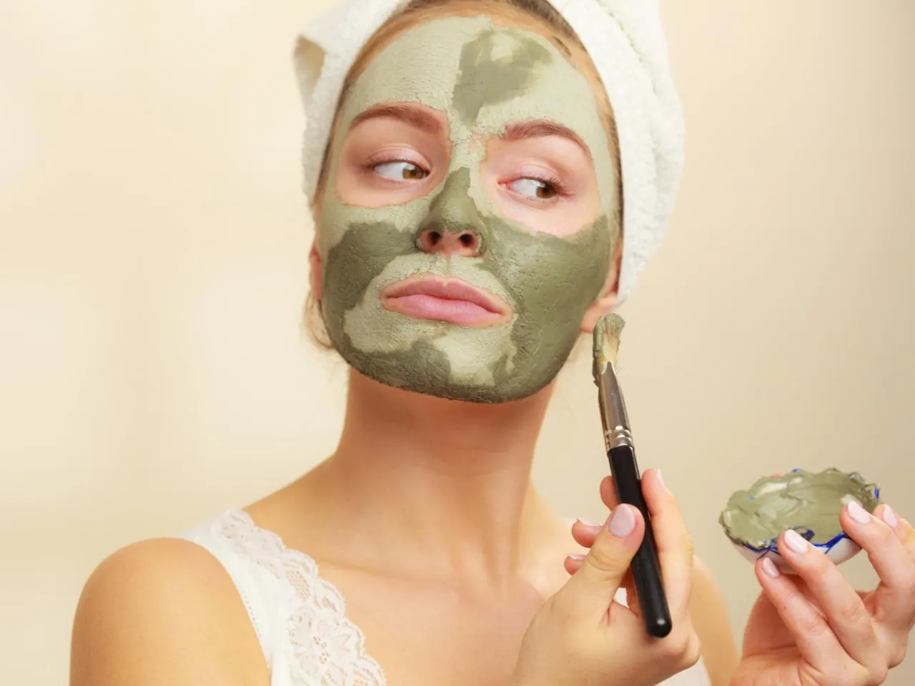 frau trägt heilerde maske auf