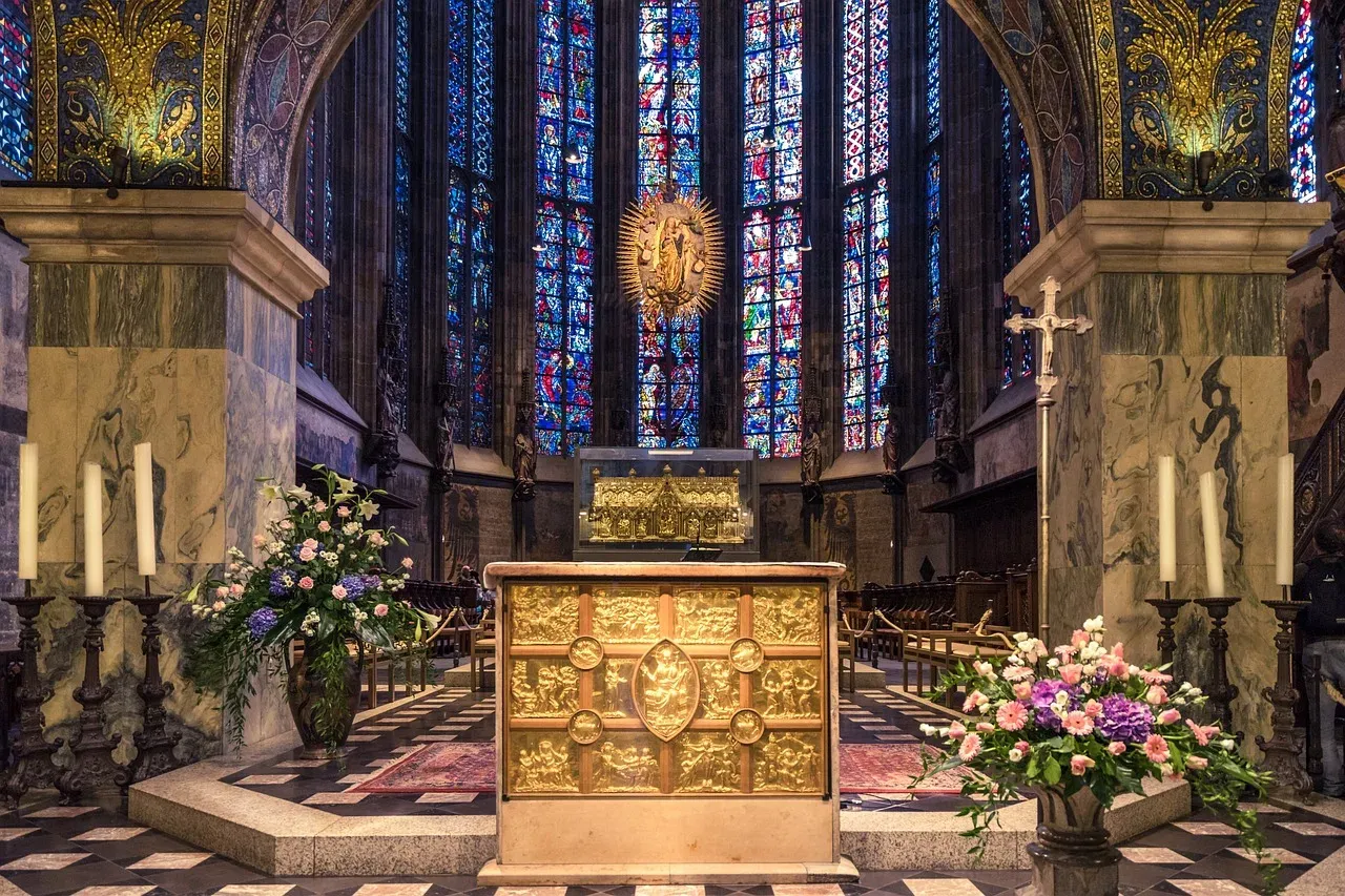 Wnętrze katedry z ołtarzem, witrażami i relikwiarzem. To miejsce, gdzie często wygłaszana jest homilia, czyli kazanie.