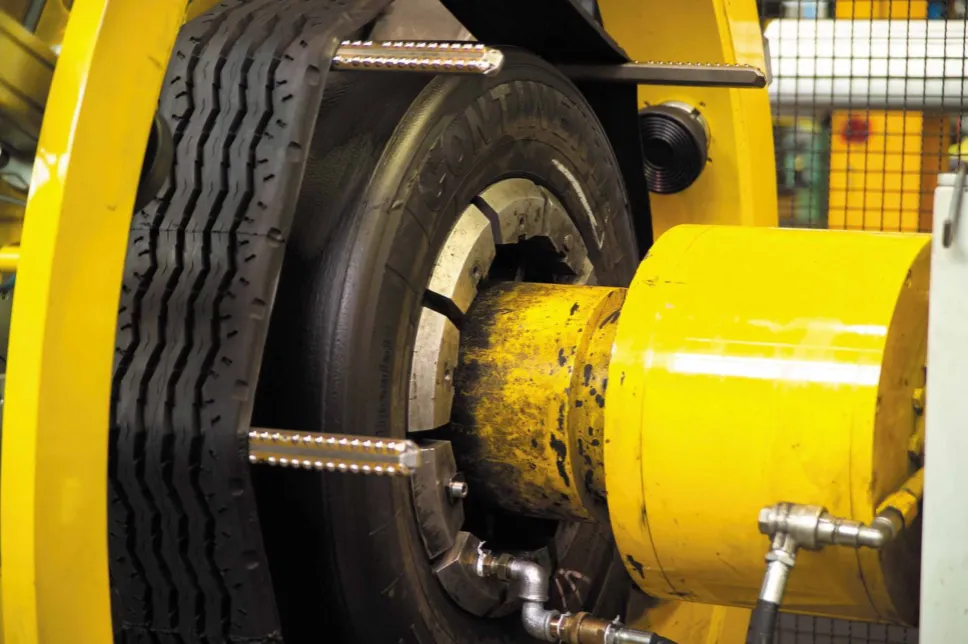 proces bieżnikowania opon lub opony bieżnikowane stos