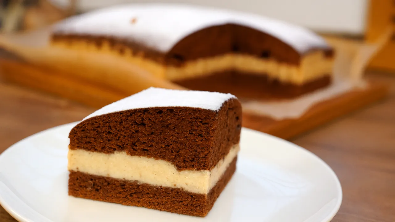 Wilgotne ciasto czekoladowe przekrojone