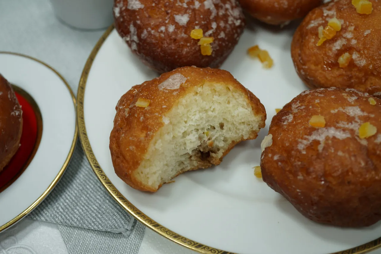 Pyszne pączki bezglutenowe przepis. Złociste, pulchne, z kandyzowaną sk&oacute;rką pomarańczową. Idealne na tłusty czwartek!