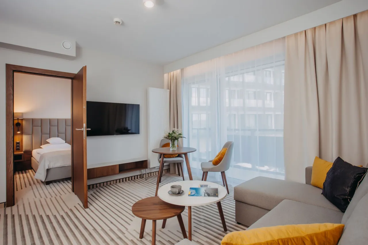 Rodzina w apartamencie z aneksem kuchennym