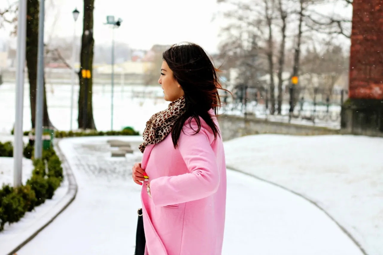 Płaszcz pudrowy r&oacute;ż stylizacje codzienne i eleganckie