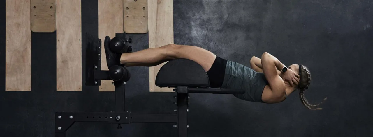 Osoba odpoczywająca na siłowni z zegarkiem