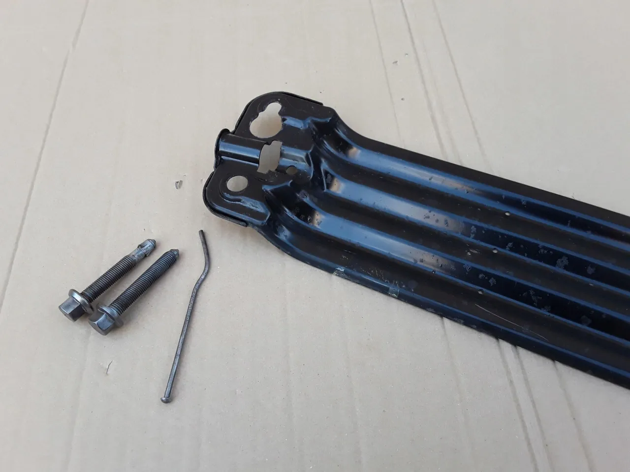 VW Caddy mechanizm opuszczania koła zapasowego