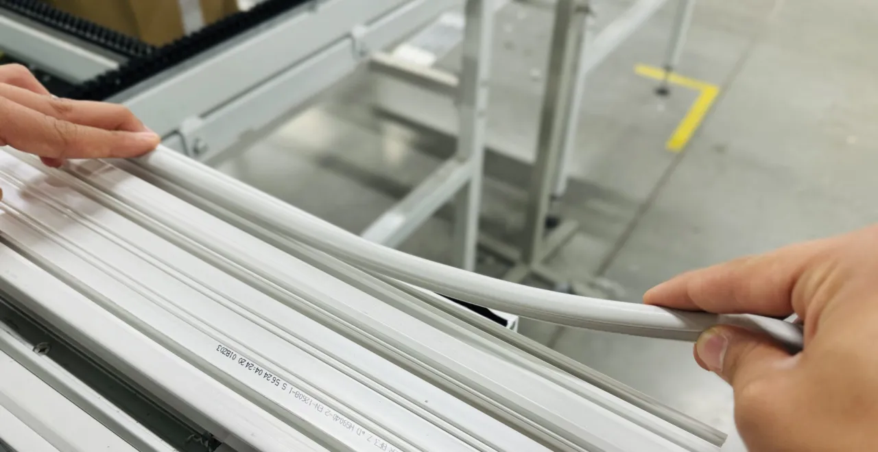 rodzaje uszczelek okiennych EPDM TPE silikonowe samoprzylepne