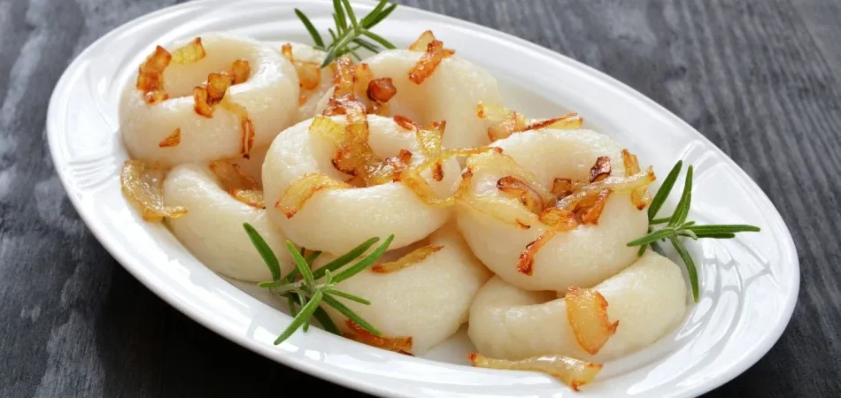 kluski śląskie z różnymi dodatkami porównanie