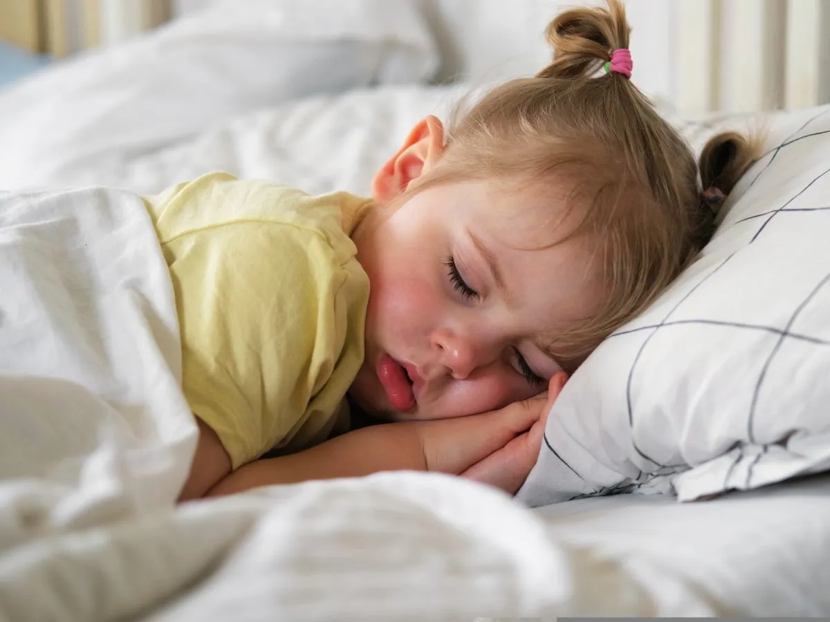 Rodzice z dzieckiem w ł&oacute;żku, zmęczeni, ale z miłością