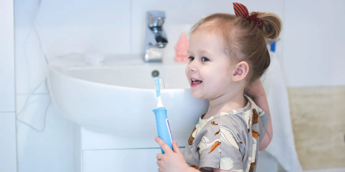 dziecko myjące zęby szczoteczką elektryczną i soniczną