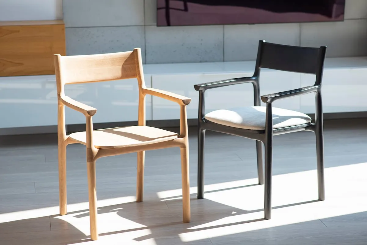 rozłożone części krzesła przed montażem