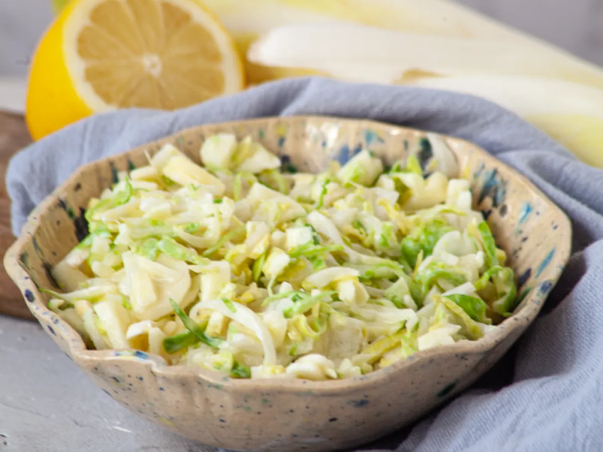 Gotowa do podania sałatka z cykorii, jabłka i orzechów włoskich. Idealna na lekki posiłek, oto jak zrobić sałatkę z cykorii.