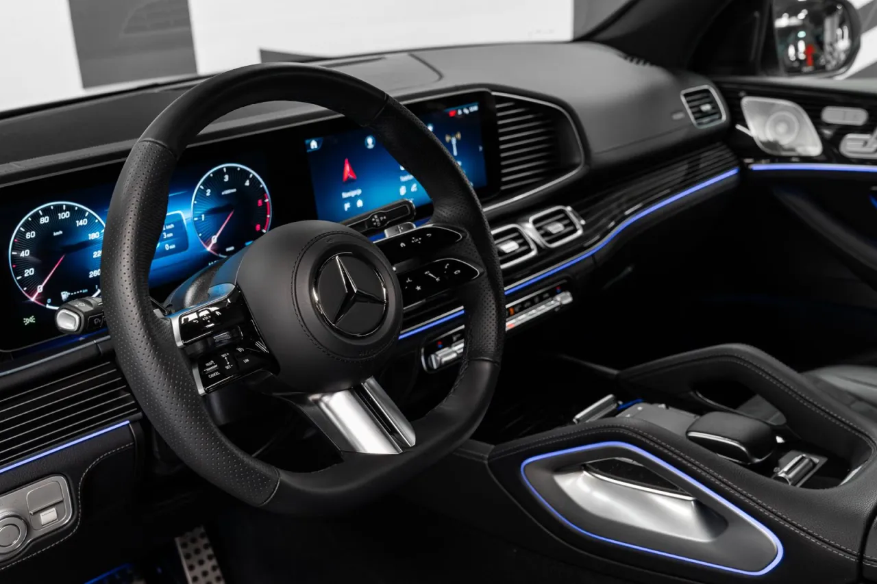 Mercedes GLE 300 d wnętrze kokpit MBUX