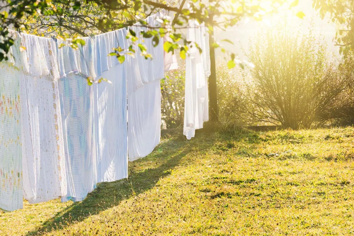 Białe pranie suszące się na słońcu