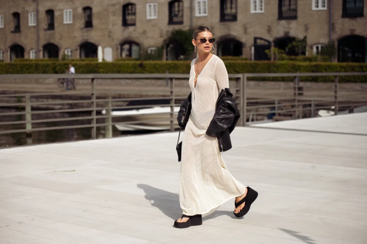 Stylizacje z beżową sukienką i kolorowymi butami