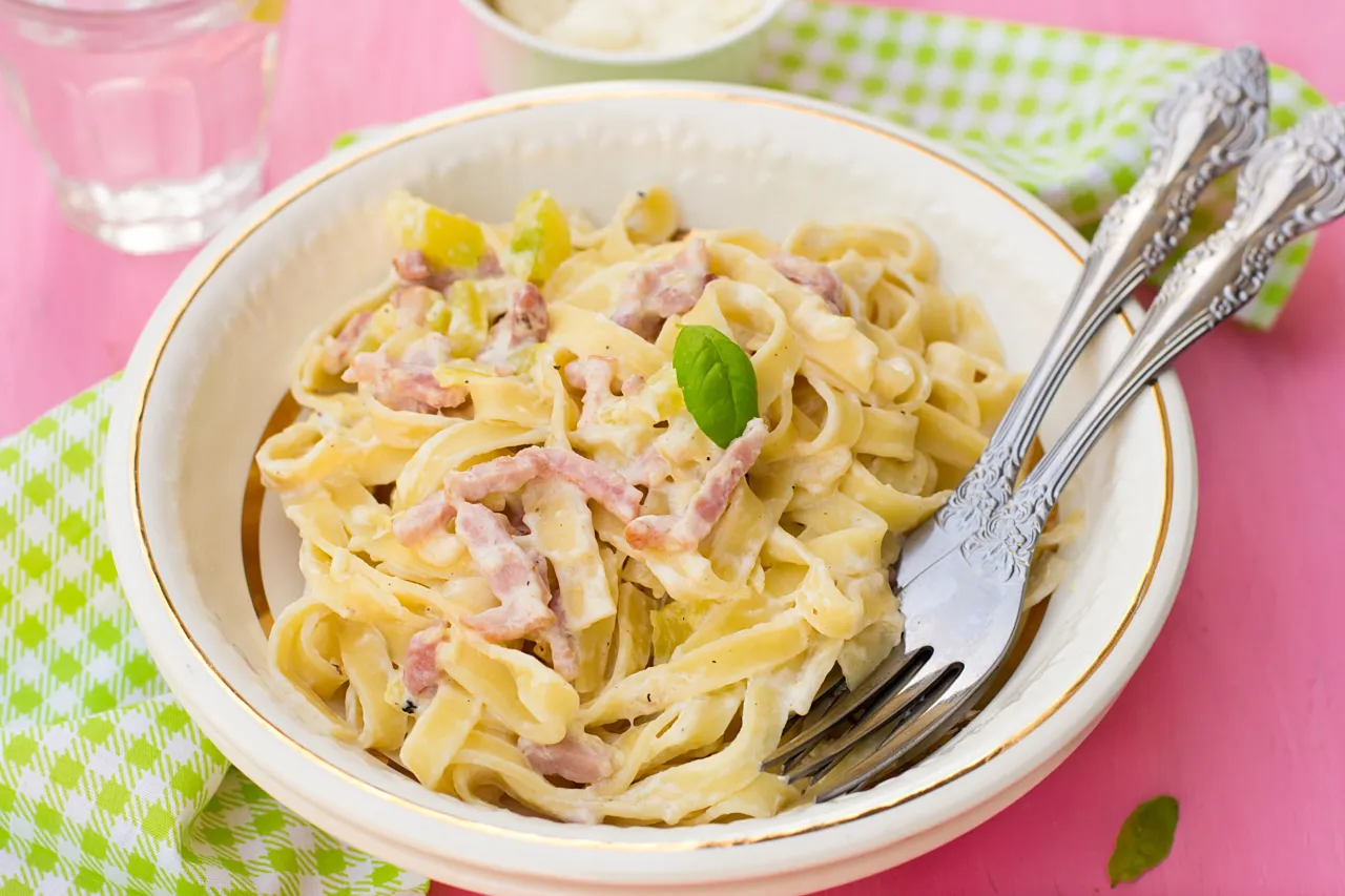 pasta panna e prosciutto impiattata