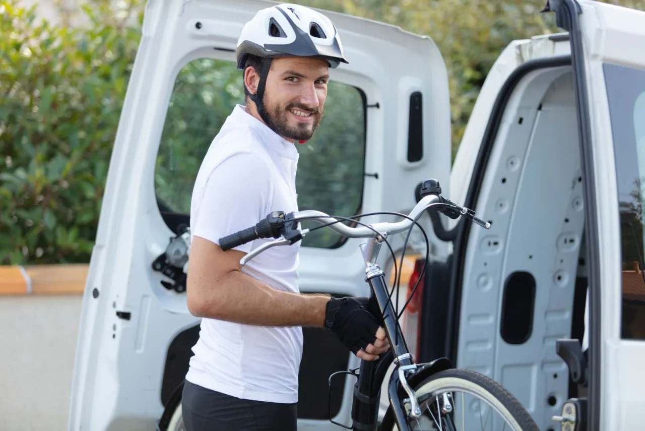 Przygotowanie roweru do transportu w samochodzie demontaż koła