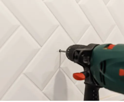 Technika wiercenia w płytkach bez udaru