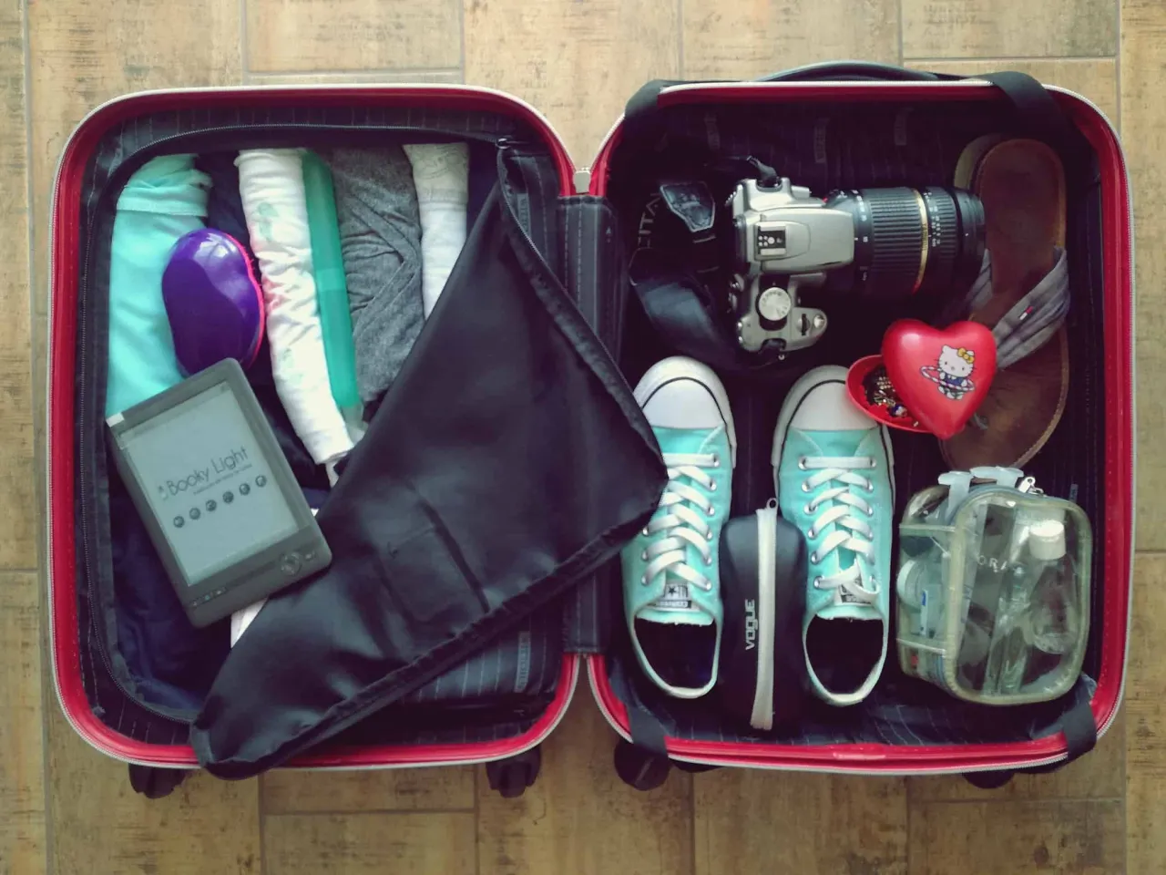 otwarta walizka spakowana na wakacje w ciepłym kraju