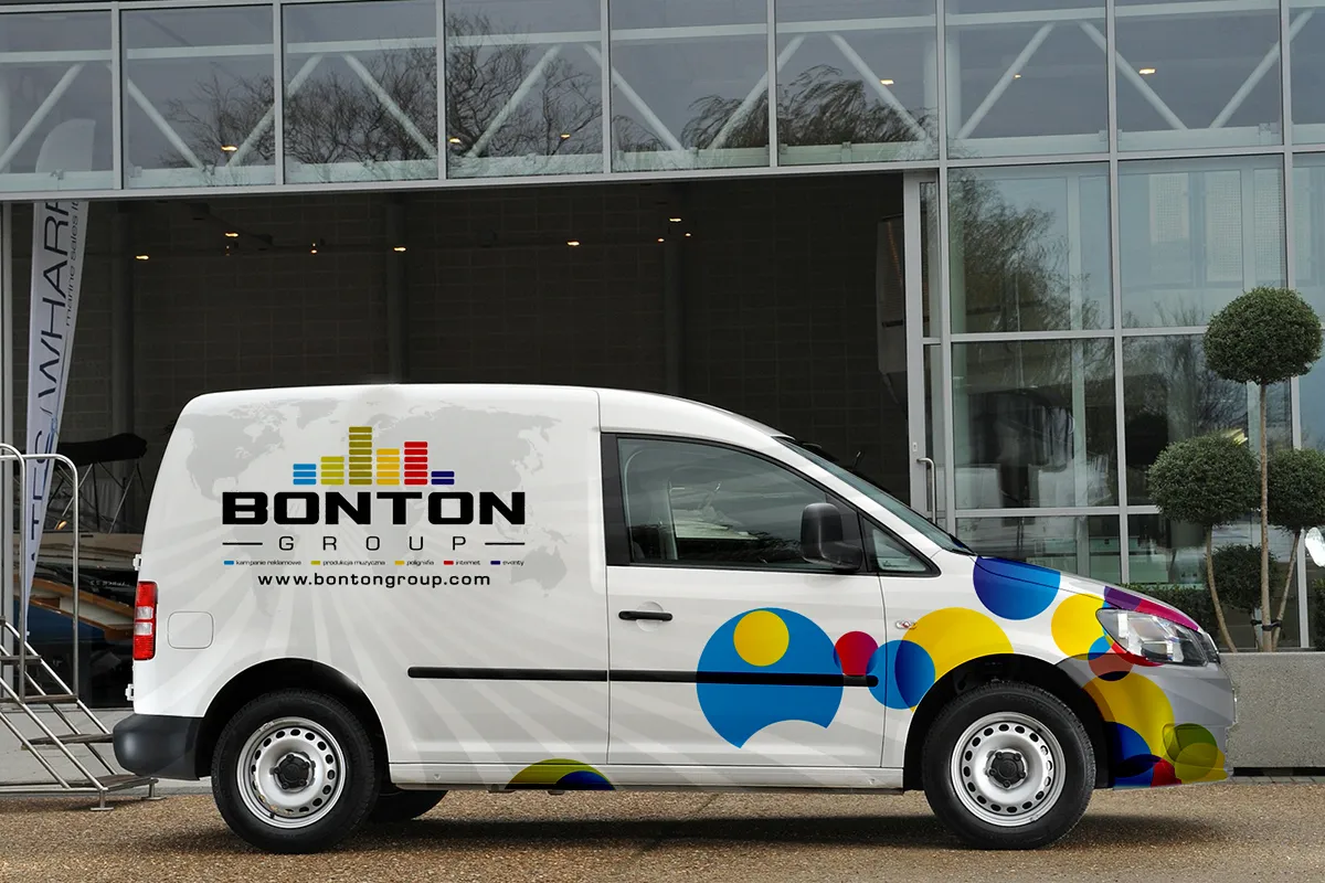 Samoch&oacute;d firmowy z pełnym oklejeniem reklamowym