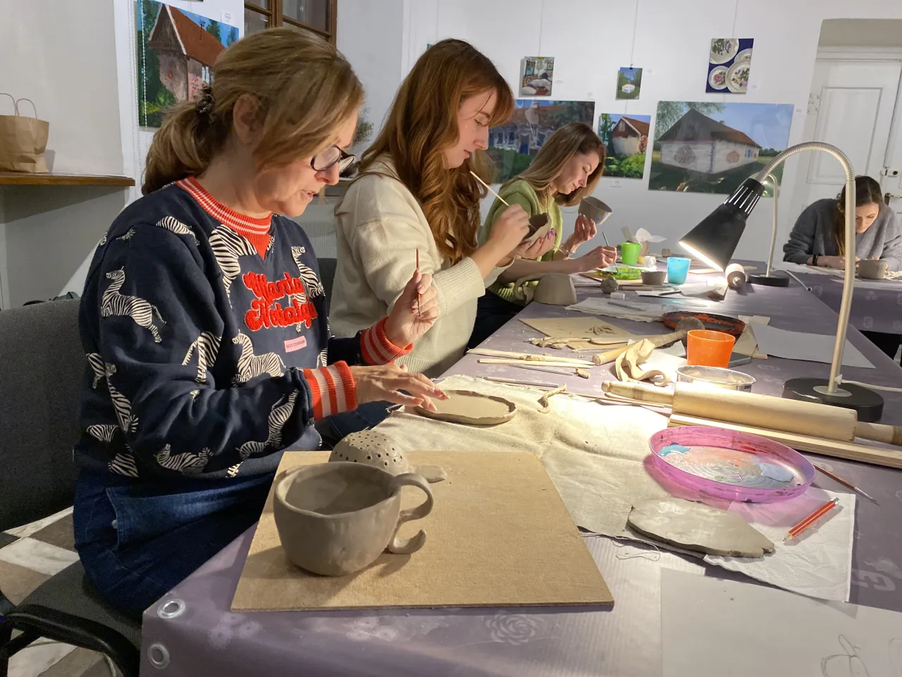 grupa osób na warsztatach ceramicznych