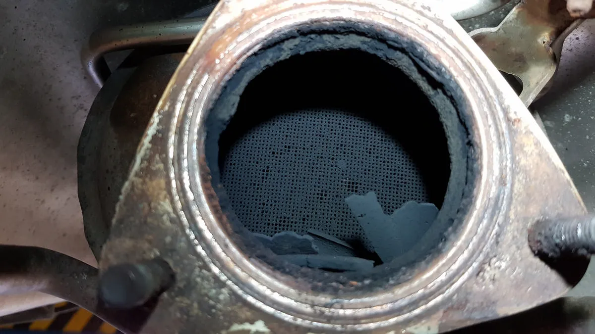 porównanie nowy i zapchany filtr DPF