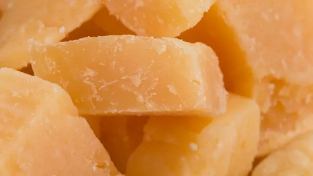 Sk&oacute;rka parmezanu w zupie