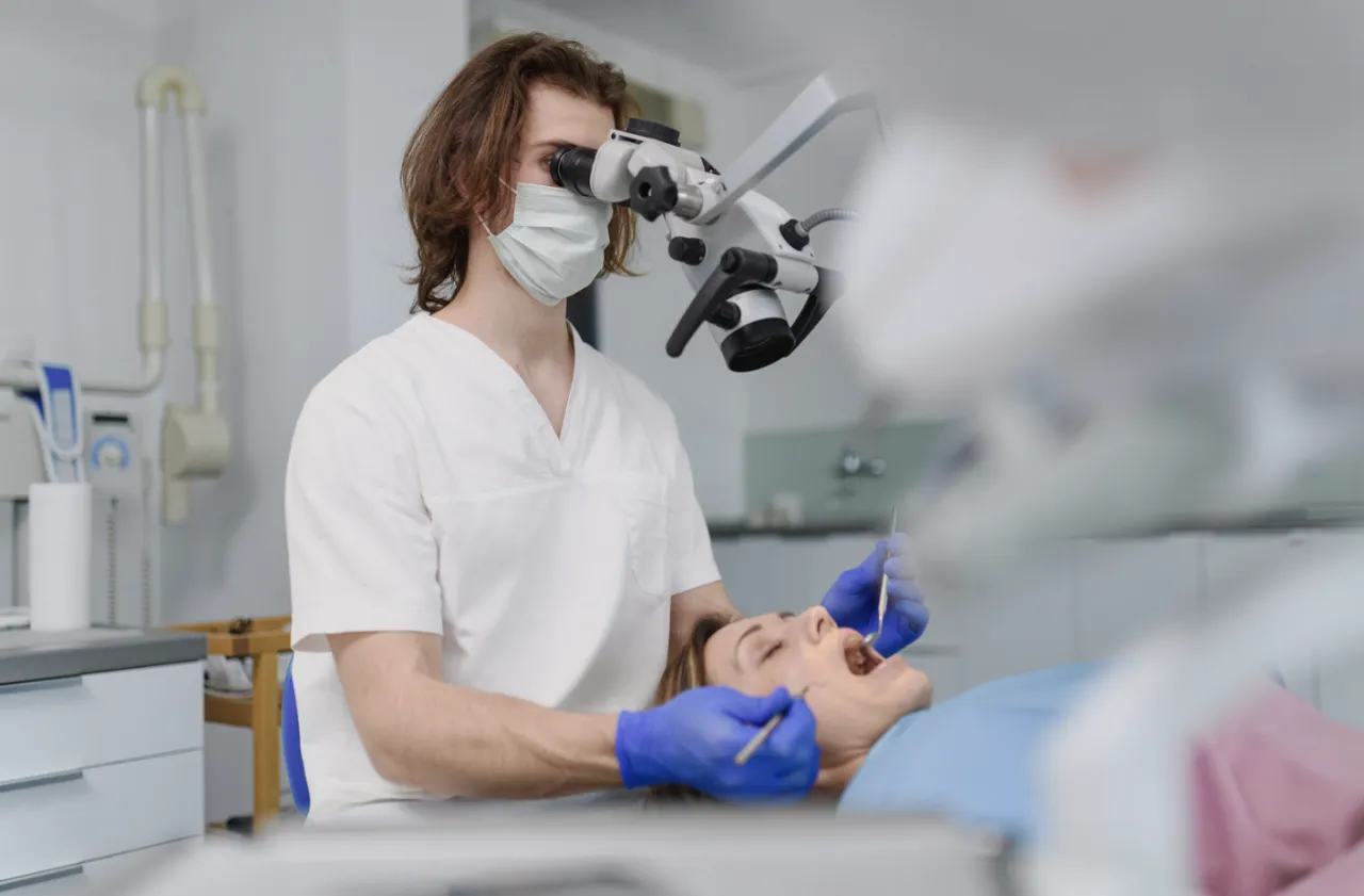 mikroskop stomatologiczny, narzędzia do leczenia kanałowego