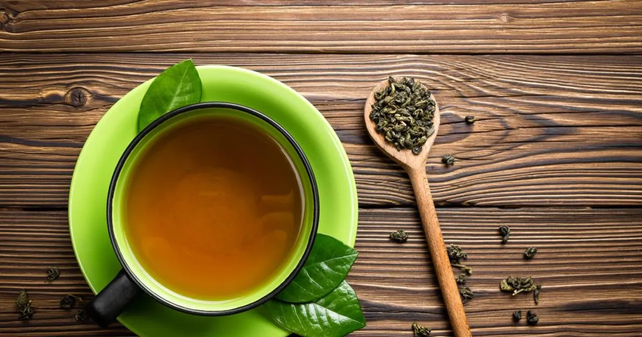 Zielona herbata w filiżance i liście