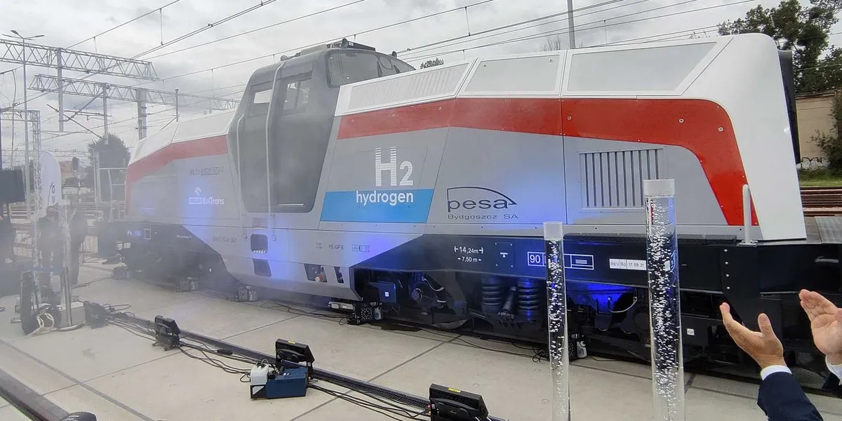 pociąg wodorowy lub bateryjny koncepcja