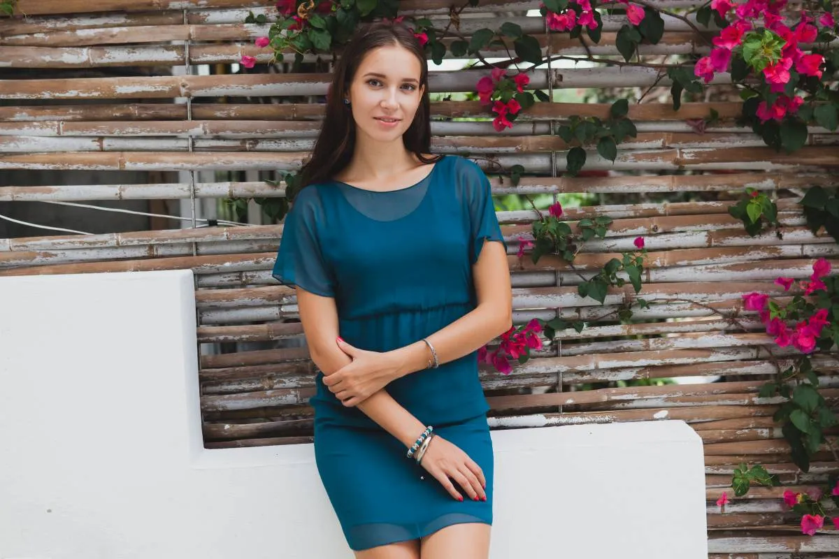 sukienki dla szerokich ramion fasony