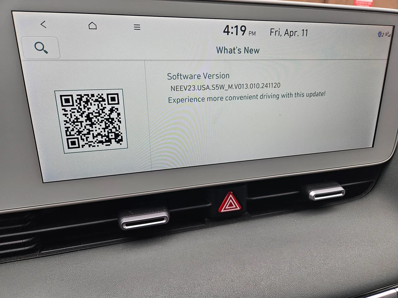 Ekran nawigacji z kodem QR i informacją o aktualizacji oprogramowania. Dowiedz się, jak zaktualizować mapę w nawigacji, by podróżować wygodniej.