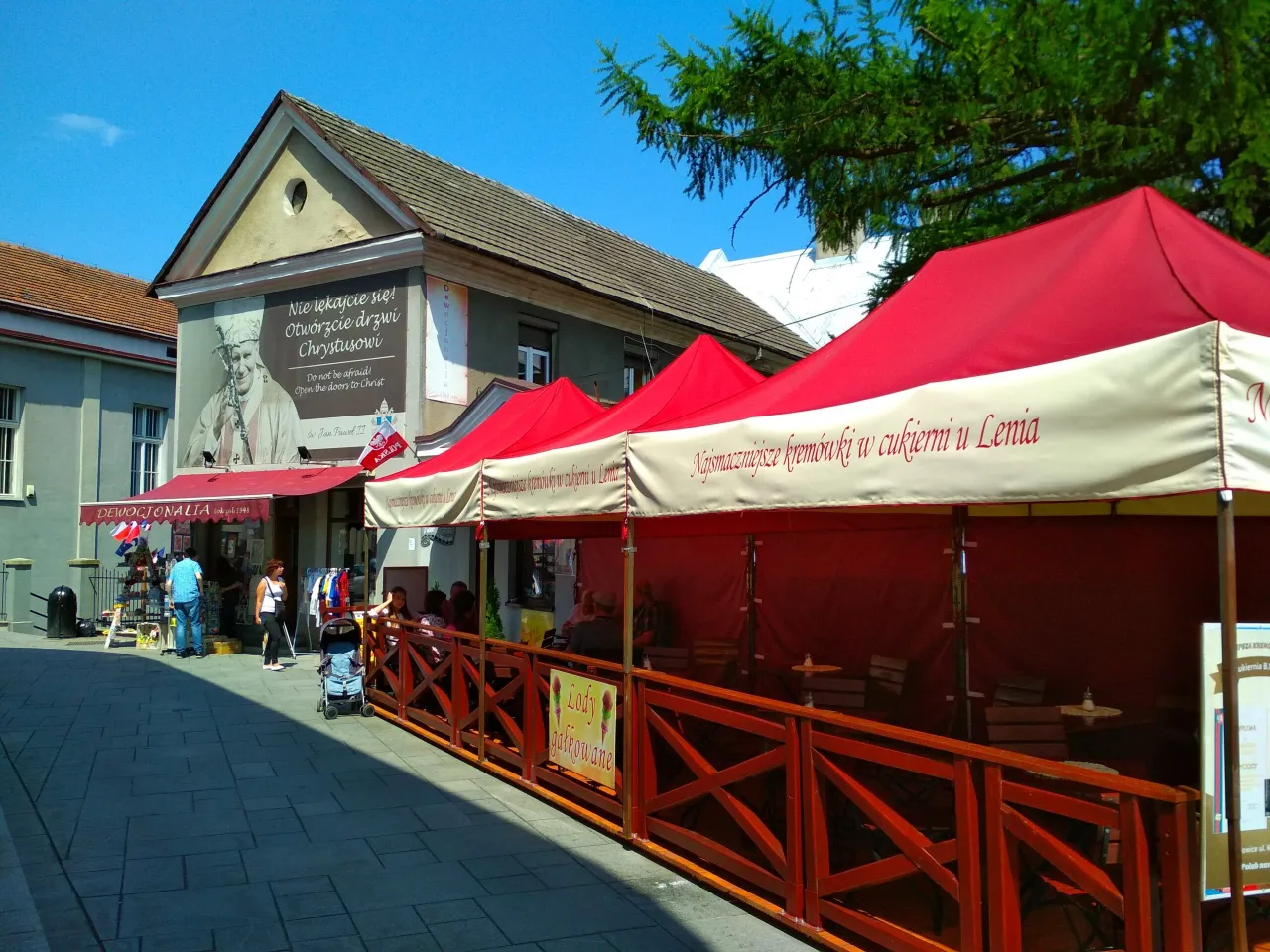 Wadowice co zwiedzić? Papieski mural, sklep z dewocjonaliami i kawiarnia z krem&oacute;wkami.