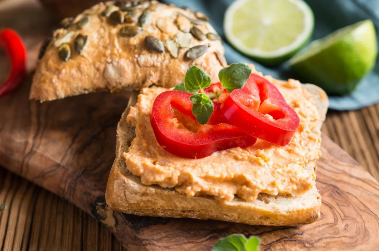 Liptauer pasta serowa na chlebie