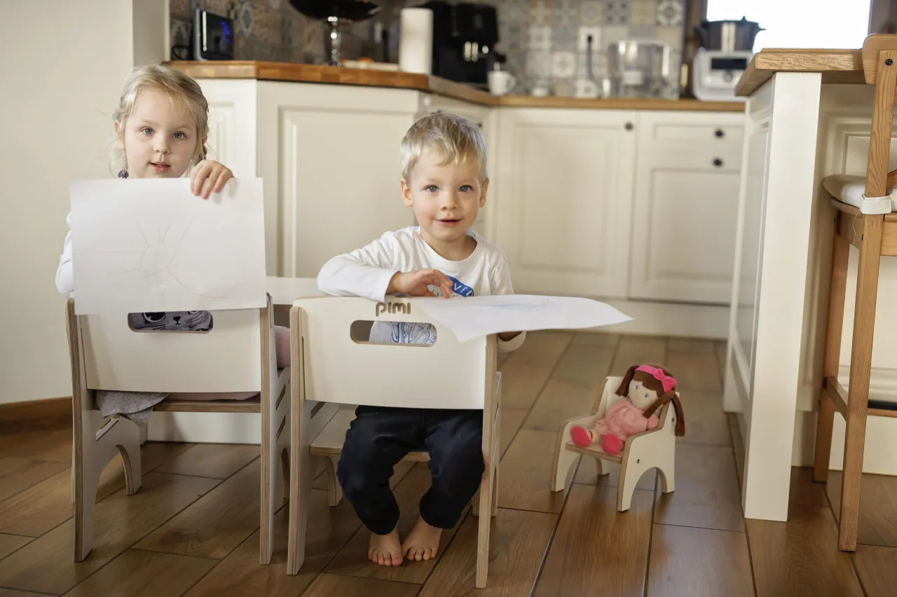 porównanie krzeseł rosnących z dzieckiem