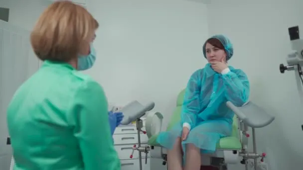 Kobieta rozmawiająca z ginekologiem, gabinet ginekologiczny