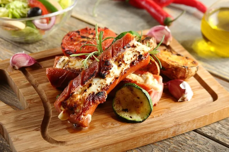 kiełbasa faszerowana serem i boczkiem z grilla