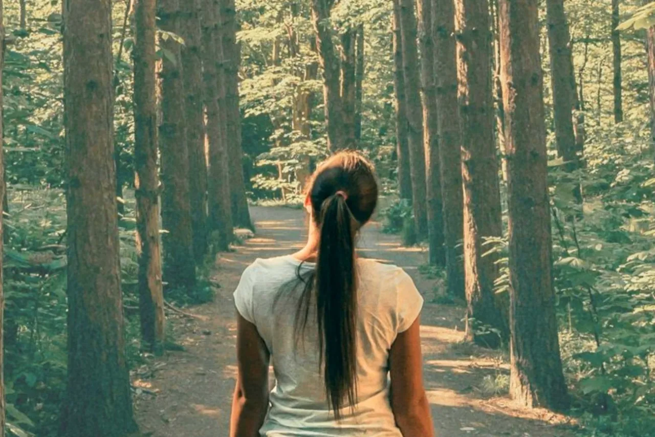 osoba relaksująca się w naturze bez telefonu