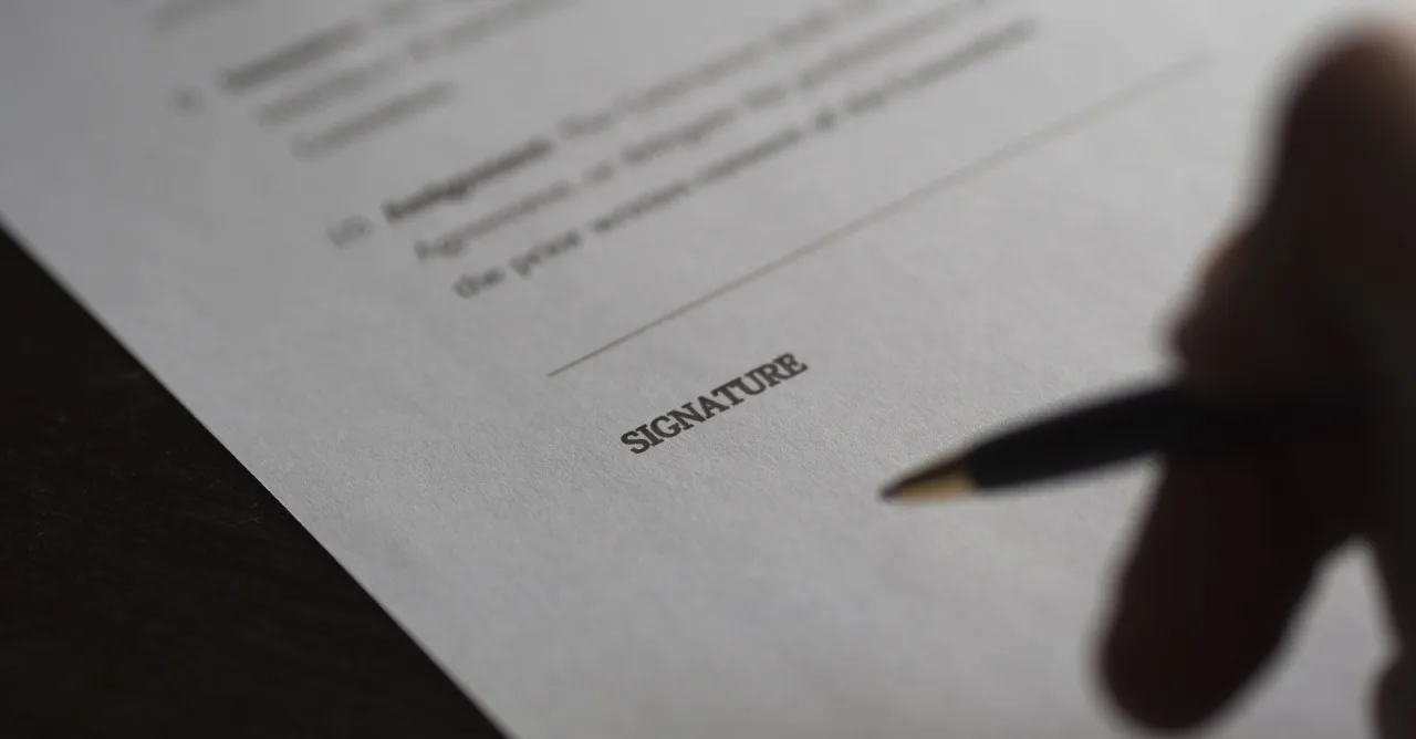 Podpis na dokumencie, kt&oacute;ry określa, jaką umowę cywilnoprawną powinno zawrzeć wydawnictwo z autorem książki.