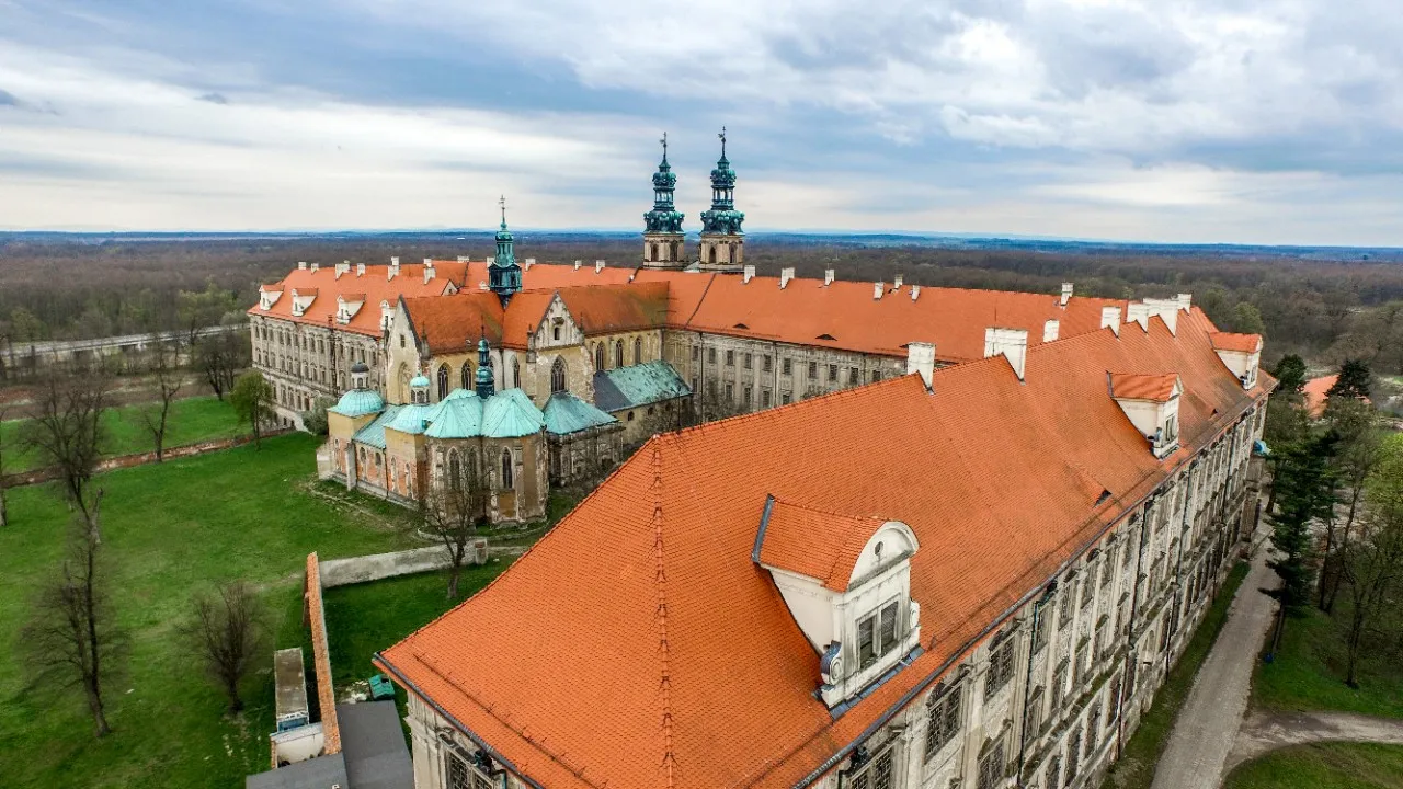 Opactwo Cysters&oacute;w w Lubiążu z zewnątrz