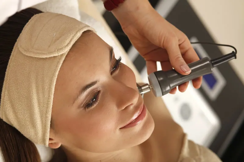 zabiegi na twarz dla cery tłustej: peeling chemiczny, mikrodermabrazja