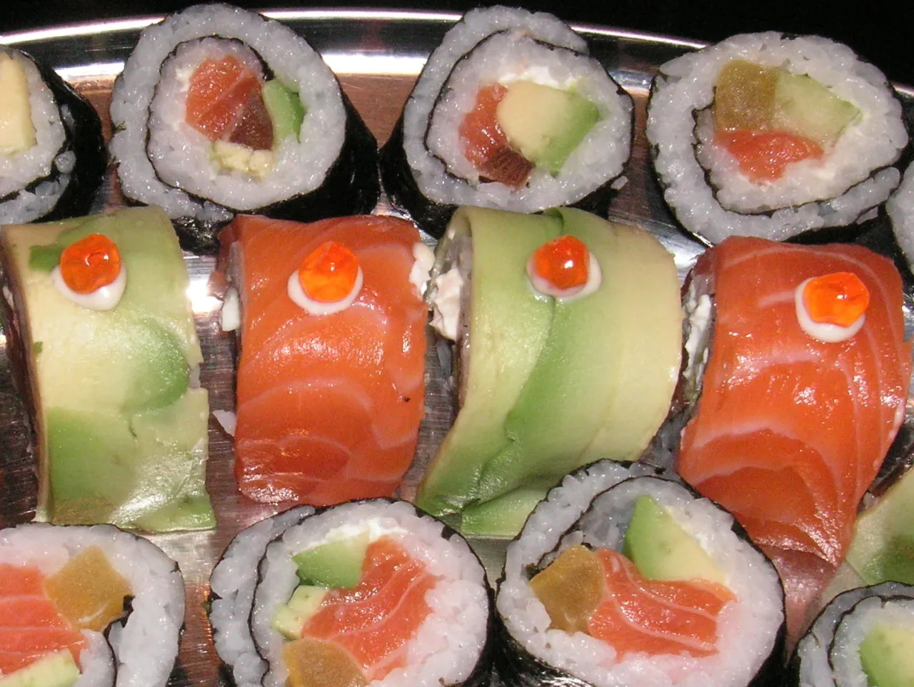 wybór dojrzałego awokado