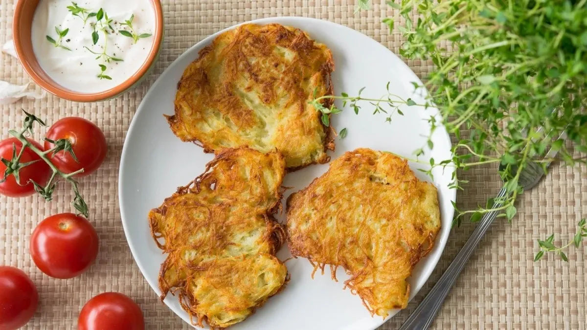 Placki ziemniaczane z sosem czosnkowym