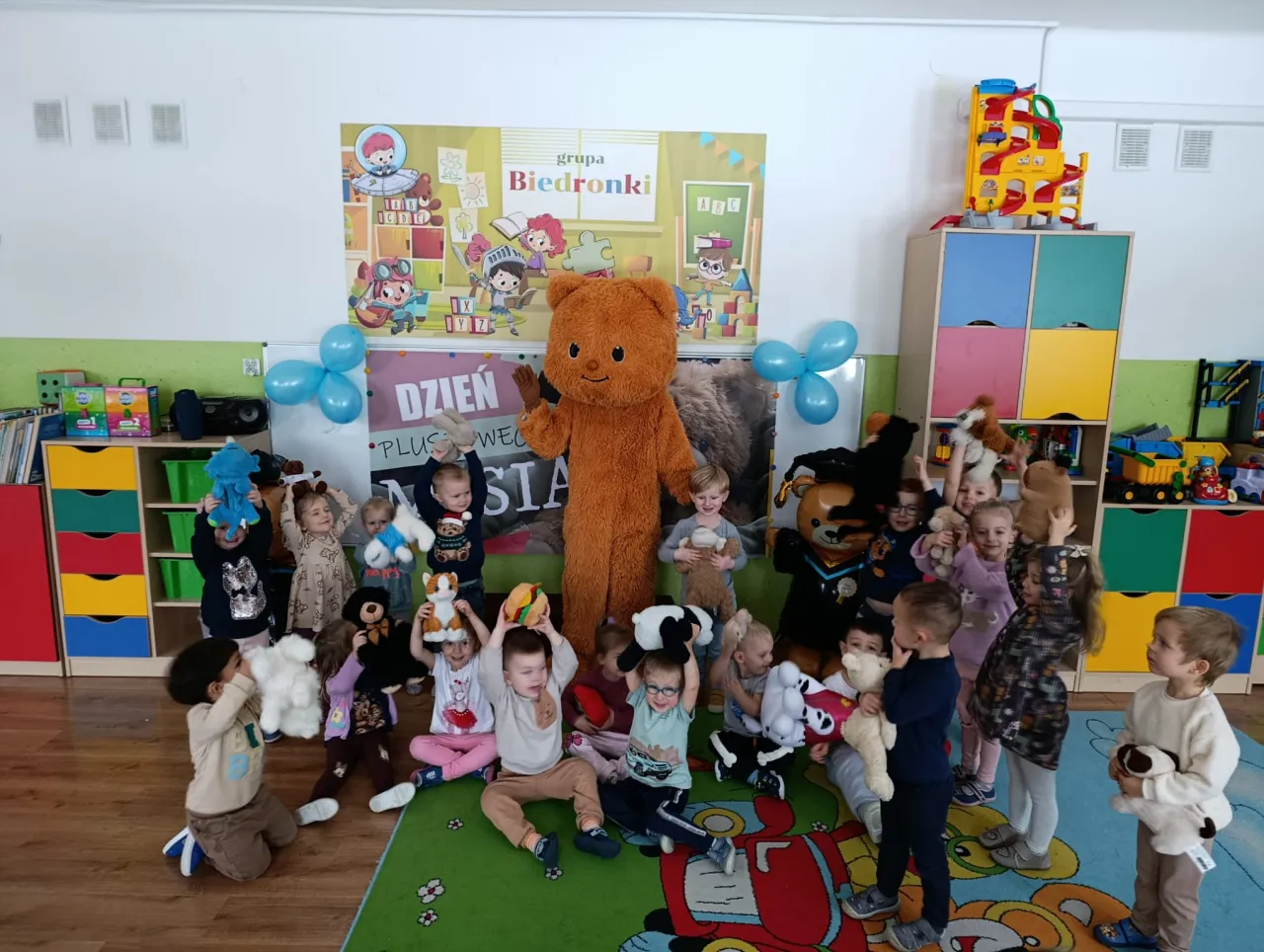 dzieci w przedszkolu pluszowe misie święto