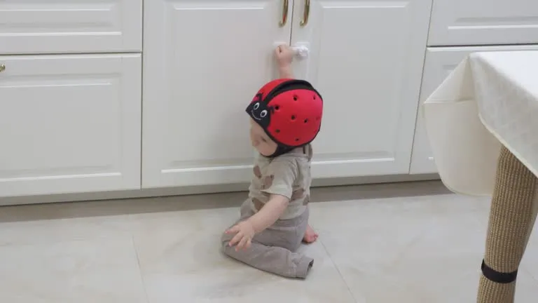 niemowlę odkrywające rączki