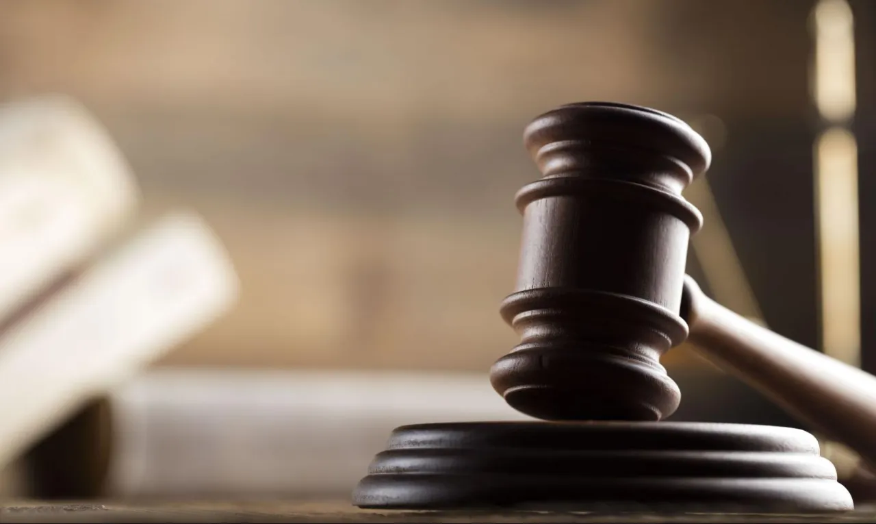 Młotek sędziowski i księgi symbolizują prawo. Jak odzyskać pieniądze z obligacji Getin Bank? Sprawdź, jakie masz opcje.